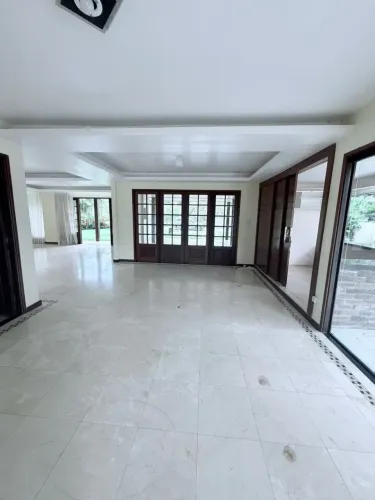 CASA DE ALTO PADRÃO À VENDA OU LOCAÇÃO CONDOMÍNIO CRISTAL VILLE