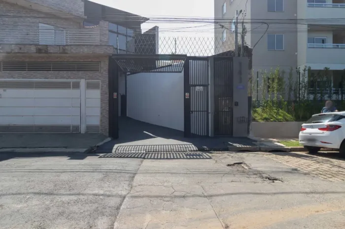 Galpão na Rua Cecília, N. 143 180 m²