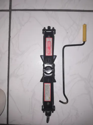 Vendo este macaco mecânico, capacidade para 2 toneladas. 60.00 R$ apenas.