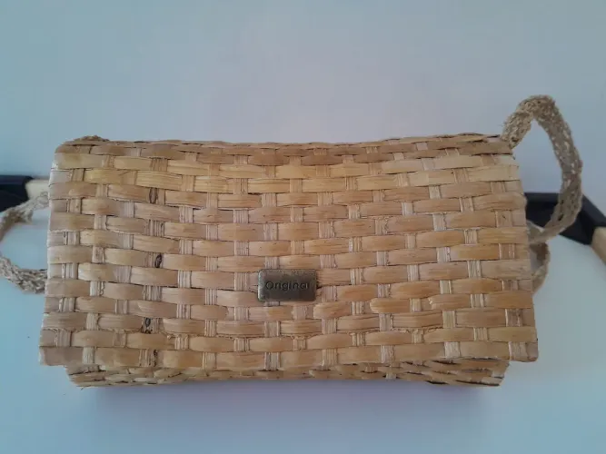 Bolsa em palha natural.