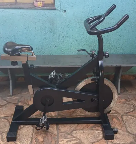 Ate 4x sem juros - Bicicleta Spinner Profissional para Academia - Bem Conservada