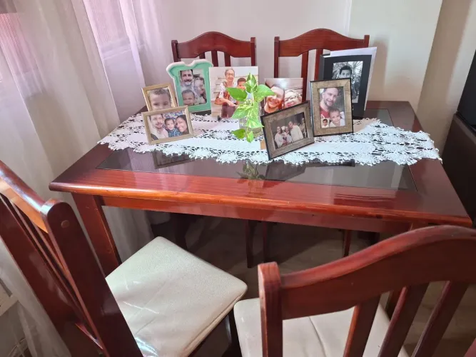 Vendo mesa madeira tampo de vidro 4 lugares