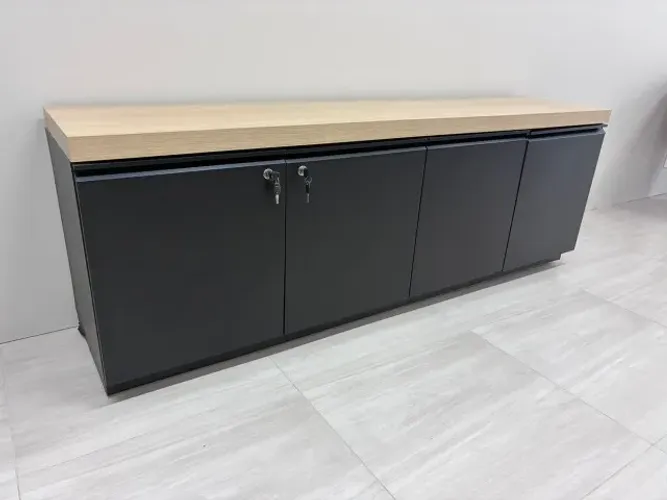 Armário Balcão Baixo de Escritório / Credenza - Preto com Tampo Amadeirado