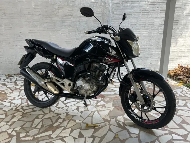 Vendo moto em ótimas condições, documento pago, sem nenhum débito só tranferir. 