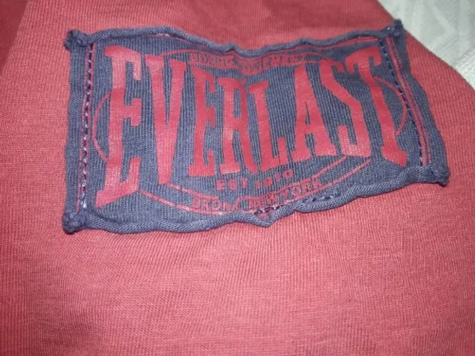 Foram produzidas apenas 100 camisetas, uma série limitada e exclusiva, para prestar uma h