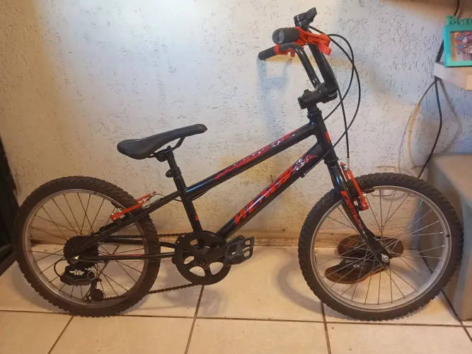 Vendo bicicleta aro 20. Não entrego retirar no bairro Jardim Holanda
