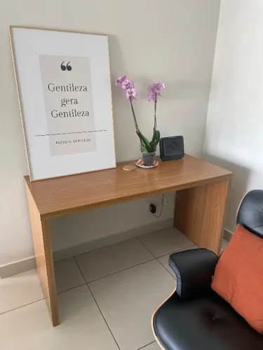 Mesa Escritório Planejada 136cm + Prateleiras Flutuantes Louro Freijó