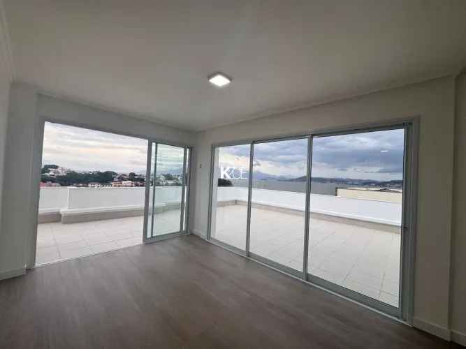 Ótima Cobertura recém reformada com vista Mar à venda no bairro Bom Abrigo!