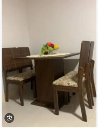 Conjunto de mesa e cadeiras