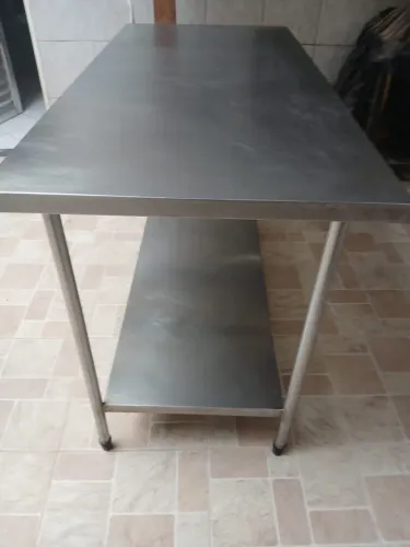 Vende-se mesa com tampo e estrutura em aço
