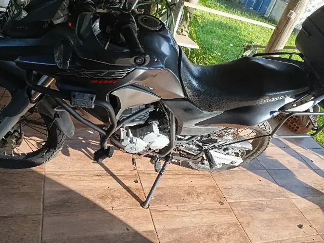 XRE 300 preta