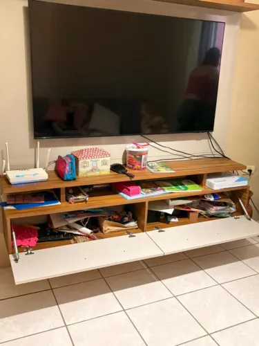 Painel para TV MDF com duas portas auxiliares