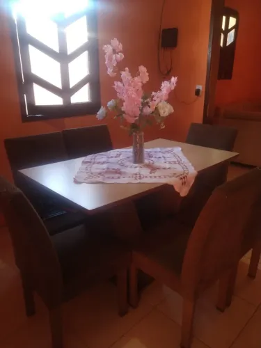 Mesa de jantar pra família de seis lugares em perfeito estado