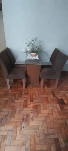 Mesa com 4 cadeiras