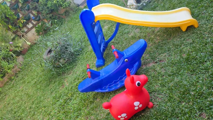 Kit escorregador médio, gangorra jacare e cavalinho pula-pula infantil