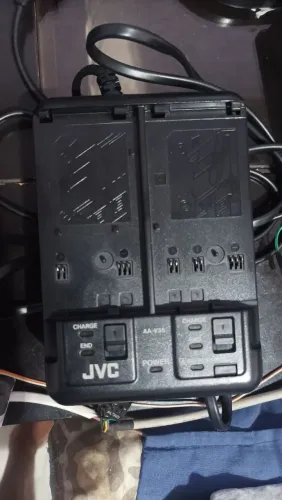 Carregador de bateria para câmeras JVC muito novo. (Baixou)
