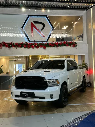 Ram Classic Laramie Night Edition 5.7 V8 16V Gasolina 4X4 Aut. 2022