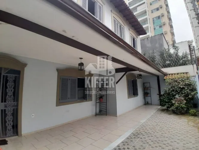 Casa de vila, com 5 quartos, 4 suítes, piscina, ateliê à venda, 257 m² por R$ 2.500.000 -
