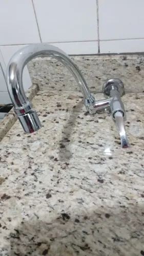 Torneira de parede em metal inox