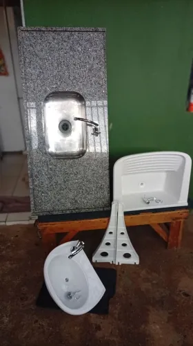 Pias e tanque e torneiras