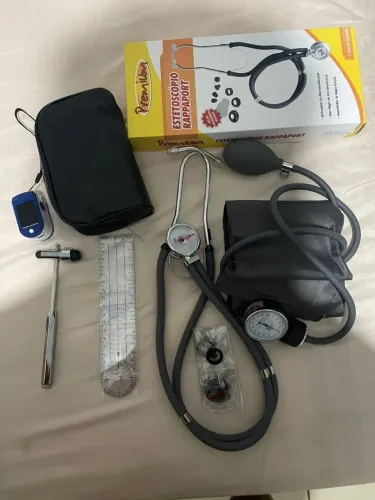 Vendo kit com estetoscópio, esfigmomanômetro, goniômetro, martelo de reflexo e oxímetro. 