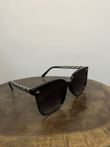 Óculos de Sol Feminino Preto com Haste Corrente - Sofisticado e Moderno!
