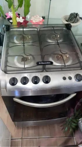 Vendo um fogão todo conservado elétrico