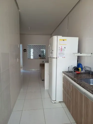 Aluga-se casa em condomínio