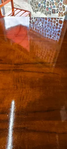 Mesa de madeira quadrada