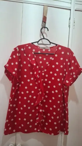 2 blusas da Loja Zux - Poá azul marinho e Poá vermelha - Tamanho GG