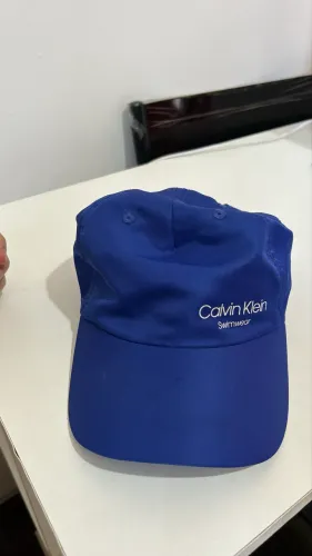 Boné Calvin Klein Swimwear Azul Bic ? Estilo e Praticidade!