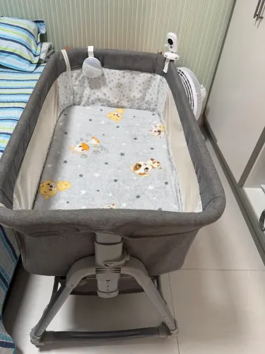 Berço acoplado na cama portátil