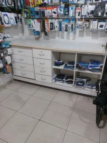 Balcão comercial em MDF branco para loja, escritório ou casa.