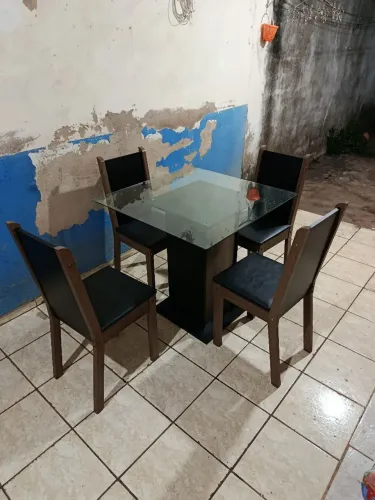 Mesa tampo de vidro + 4 cadeiras