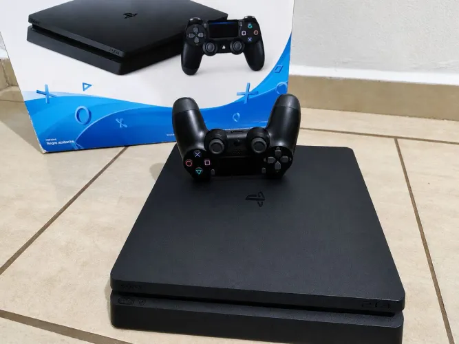 PS4 1TB - POUCO USADO / ACOMPANHA GTA 5