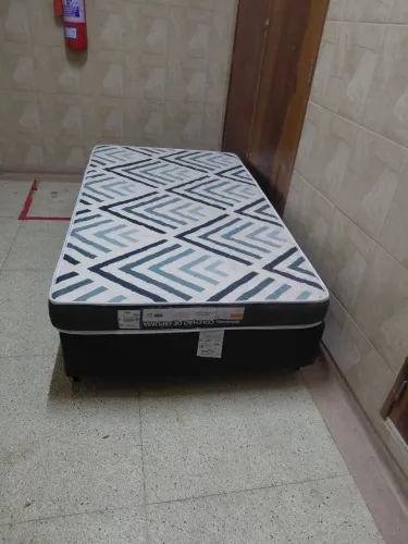 Vendo uma linda casa box solteirão com colchão horto bom