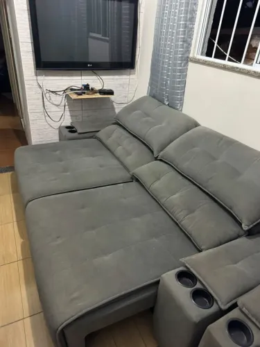 Sofá com Porta Copos e Carregador USB Retrátil e Reclinável Ringo 2,30m Velosuede Cinza