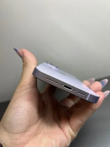 IPhone 14 lilás