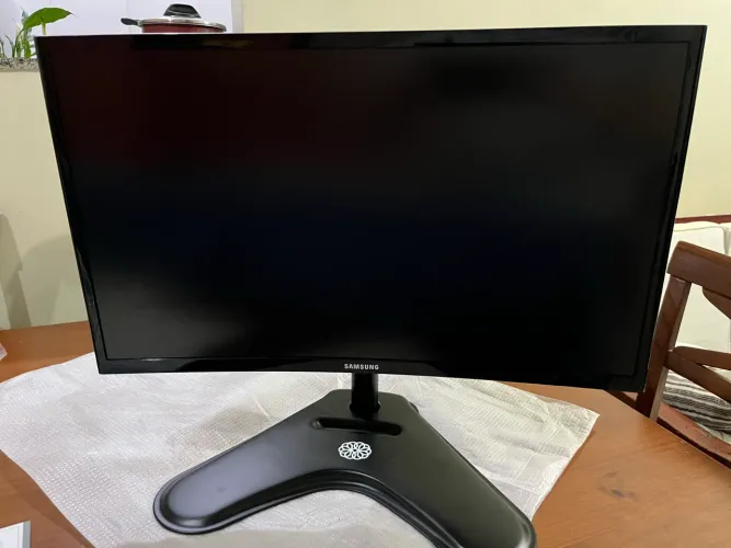 Monitor Samsung 24 Curved (C24F390) - Com detalhe na tela
