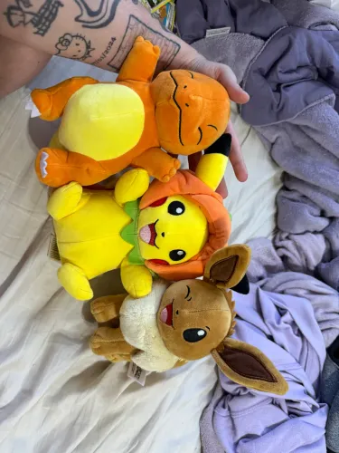 kit pelúcias pokemon charmander eevee pikachu