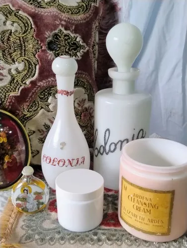 Pote antigo para creme de beleza Helena Rubstein em opalina 