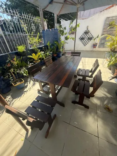 vendo mesa de madeira macica c/ 6 cadeiras