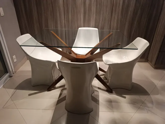 Elegante mesa de jantar com 4 cadeiras
