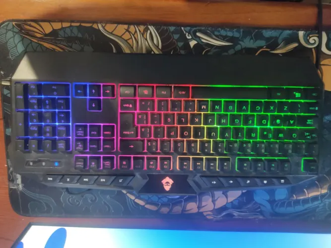 Teclado de membrana tamanho 100% ótimo para jogos e trabalho.