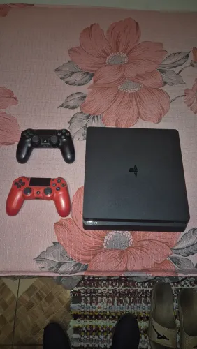PlayStation 4 Slim 1TB + 2 Controles + 13 Jogos