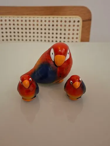 Trio de cerâmicas arara vermelha