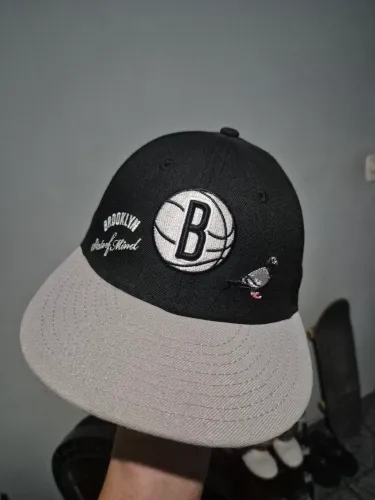 Boné New Era 59fifty X Brooklyn Nets X Staple Pigeon