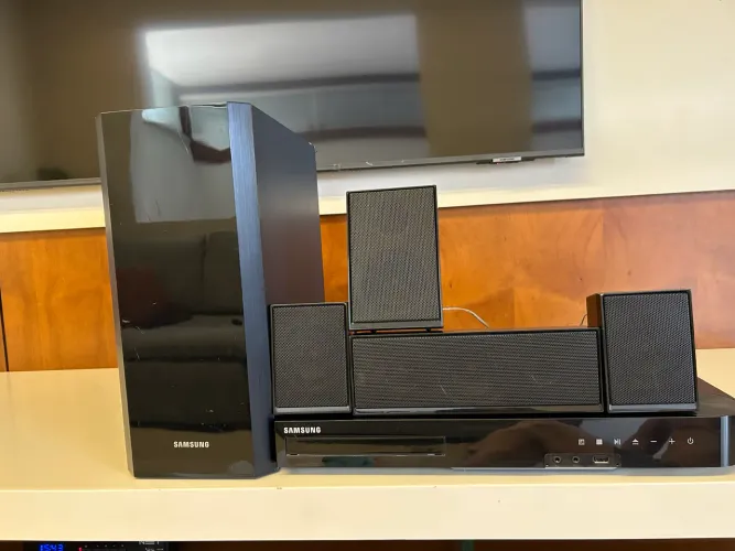 Home Theater Samsung com Blu-ray 3D e Subwoofer - Som Cinema