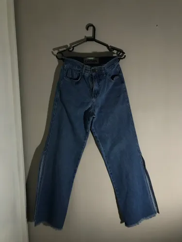 Calça jeans 36 com abertura nas laterais!!! 