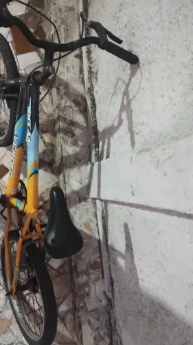 Vende-se bicicleta infantil tá com um doa pneus a câmera de ar furada